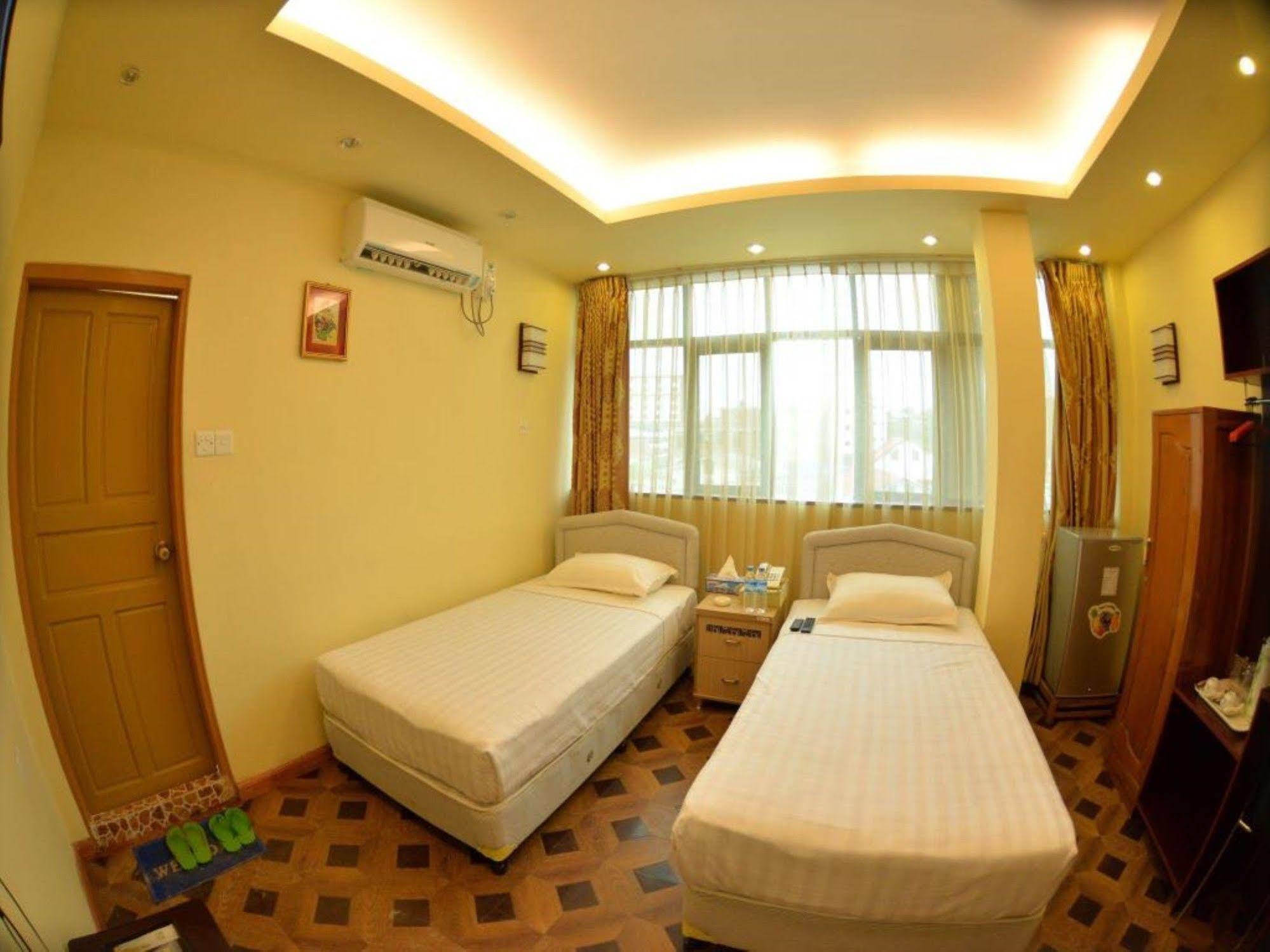 New Golden Forward Hotel Rangoon Eksteriør billede